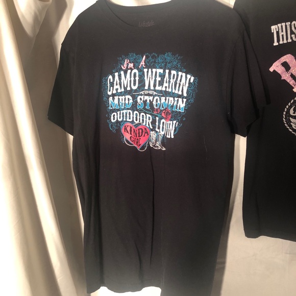 “Camo wearing Mud Stompin, Outdoor Loving kinda girl” Country/Western T-shirt - Picture 1 of 2